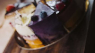 Altın tepside on çeşit kek ve süslemeli ahşap tepside..