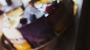 Altın tepside on çeşit kek ve süslemeli ahşap tepside..