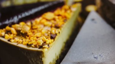 Altın tepside on çeşit kek ve süslemeli ahşap tepside..