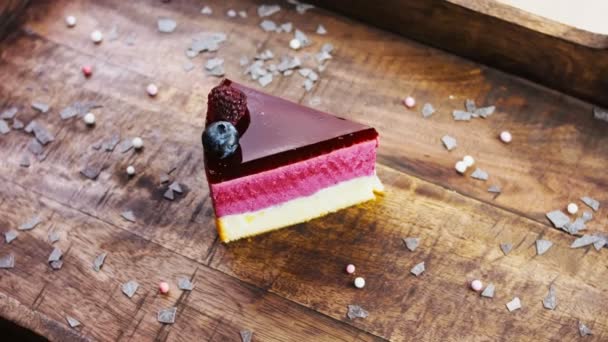 Berry Breeze Cake Een Houten Dienblad Met Decoraties — Stockvideo