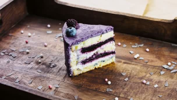 Provenzalischer Kuchen Mit Blaubeeren Und Lavendel Auf Einem Holzblech Mit — Stockvideo