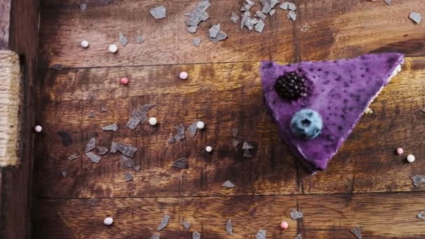 用蓝莓和薰衣草装饰在木制托盘上的普罗旺斯蛋糕 — 图库视频影像