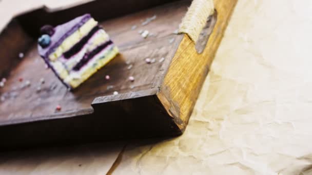 Provenzalischer Kuchen Mit Blaubeeren Und Lavendel Auf Einem Holzblech Mit — Stockvideo