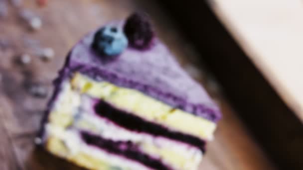 Kue Istimewa Dengan Blueberry Dan Lavender Atas Nampan Kayu Dengan — Stok Video