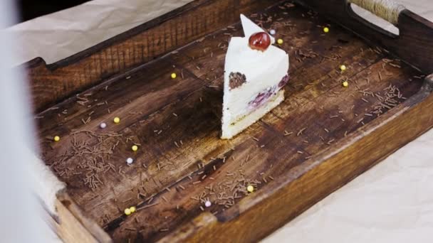 Tort Delicios Cireșe Tavă Lemn Decorațiuni — Videoclip de stoc