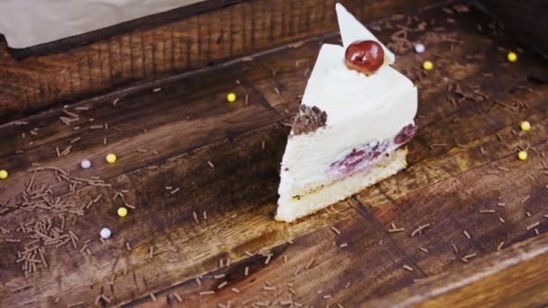 Finom Cseresznyés Torta Fából Készült Tálcán Díszítéssel — Stock videók