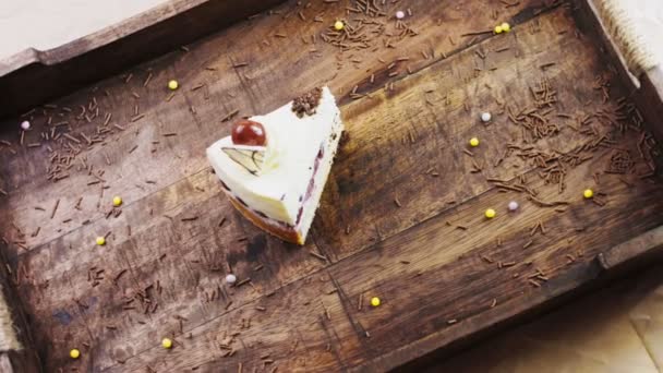Pyszne Ciasto Wiśniowe Drewnianej Tacy Dekoracjami — Wideo stockowe