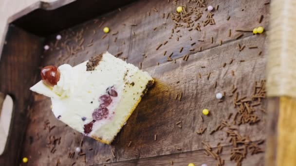 Deliziosa Torta Ciliegie Vassoio Legno Con Decorazioni — Video Stock