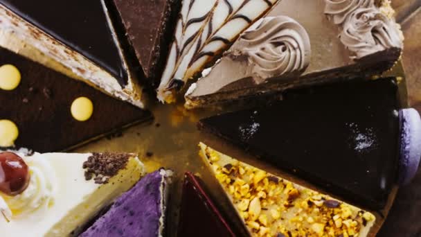 金盘上的十个蛋糕和装饰的木制盘子上的十个蛋糕 — 图库视频影像