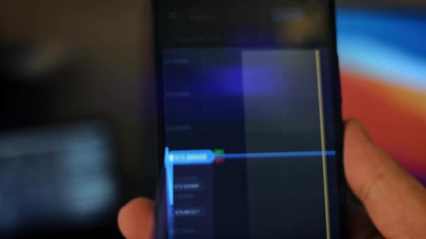 白人男性使用他的智能手机用比特币加密货币付款 定制应用程序接口设计 光线效应 — 图库视频影像
