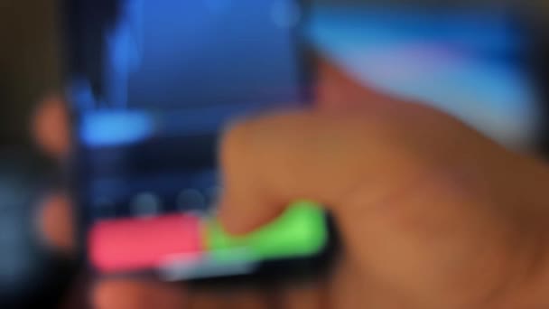 白人男性使用他的智能手机用比特币加密货币付款 定制应用程序接口设计 光线效应 — 图库视频影像
