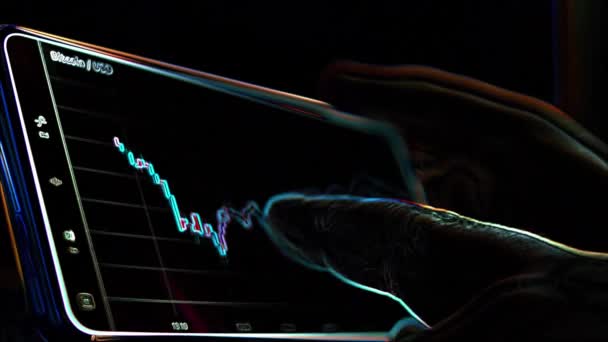 携帯電話の画面上のビットコイン暗号通貨の価格グラフ 暗号通貨の将来の価格予測コンセプト エッジ検出効果 — ストック動画