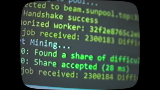 计算机屏幕上的隐货币挖掘 显示器上计算机程序的算法 执行采矿程序的程序代码 计算机程序的弹出线 — 图库视频影像