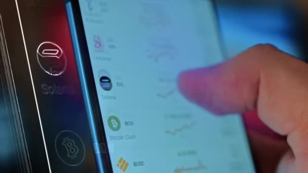 Pria Kaukasia Melakukan Pembayaran Dengan Bitcoin Cryptocurrency Menggunakan Smartphone Nya — Stok Video