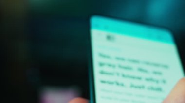 Looking at the smartphone, questions about gray hair.