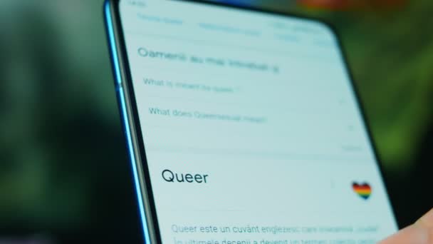 Looking Smartphone Queer Questions — Stockvideo