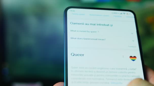 Looking Smartphone Queer Questions — Vídeo de Stock