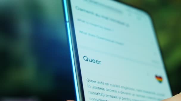 Looking Smartphone Queer Questions — Stock Video