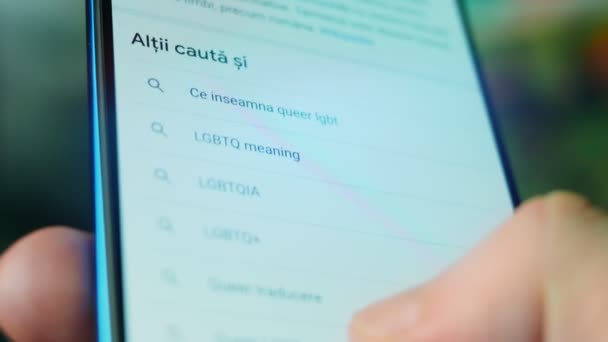 Looking Smartphone Queer Questions — Vídeo de Stock