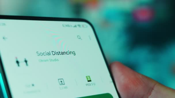 Looking Smartphone Social Distancing Questions — Vídeo de Stock