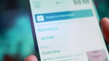 Smartphone in hand, macro look at the question of wrinkles.