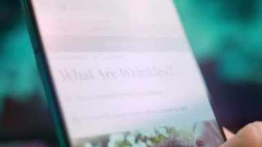 Smartphone in hand, macro look at the question of wrinkles.