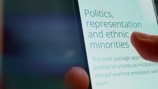通过智能手机 我看到了少数族裔在政界的相关信息 — 图库视频影像