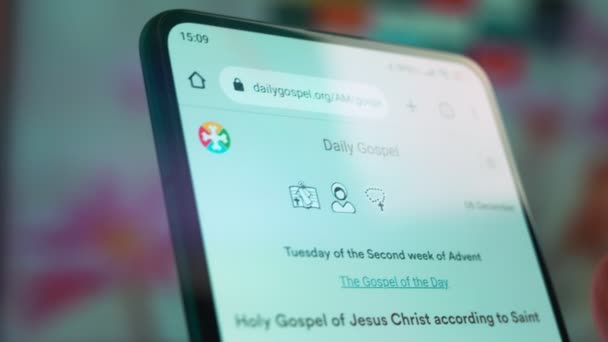 Looking Smartphone Read Information Gospel — Stok video