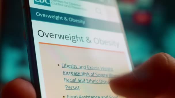看一下智能手机 我看到了有关肥胖的信息 — 图库视频影像