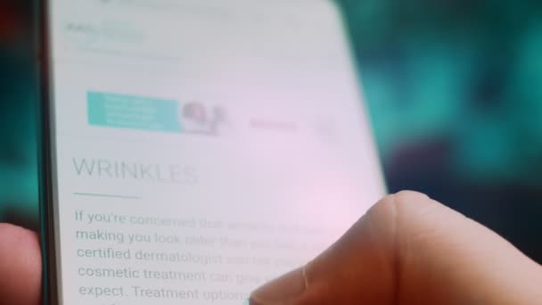 Smartphone Hand Macro Look Question Wrinkles — Wideo stockowe