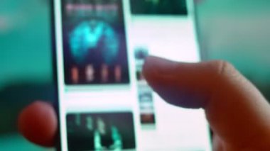 Smartphone in hand, Im looking for information on the internet about dark city.