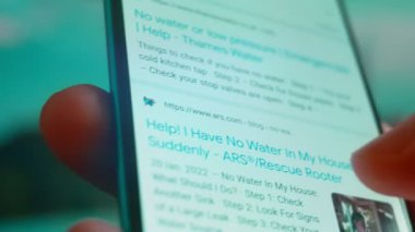 Smartphone in hand, Im looking for information on the internet about no water.