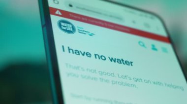 Smartphone in hand, Im looking for information on the internet about no water.