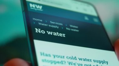 Smartphone in hand, Im looking for information on the internet about no water.