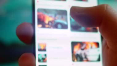 Smartphone in hand, Im looking for information on the internet about the car explosion.