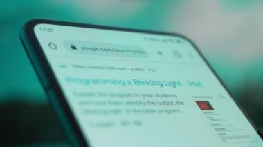 Smartphone in hand, Im looking for information on the internet about blinking light.