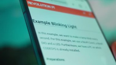 Smartphone in hand, Im looking for information on the internet about blinking light.