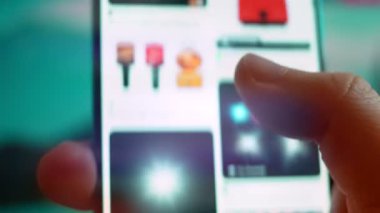 Smartphone in hand, Im looking for information on the internet about blinking light.