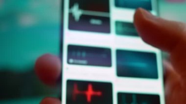 Smartphone in hand, Im looking for information on the internet about flat line.