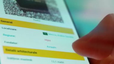 Smartphone in hand, Im looking for information on the Internet about the Kaaba.