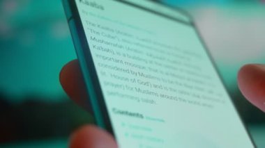 Smartphone in hand, Im looking for information on the Internet about the Kaaba.