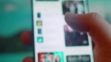 Smartphone in hand, looking for information about harry potter.