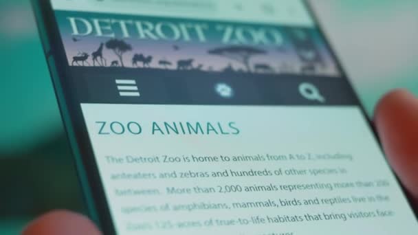 Смартфон Руці Шукаючи Інформацію Про Зоопарків — стокове відео