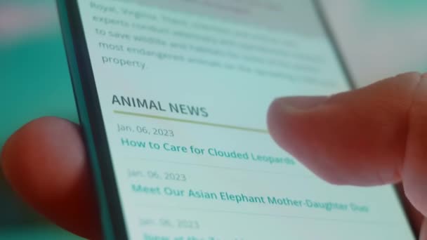 スマートフォンを手に動物園の動物に関する情報を探す — ストック動画