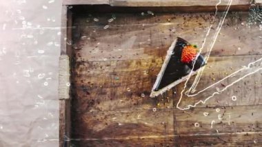 Tahta tepside süslenmiş lezzetli çilekli pasta..