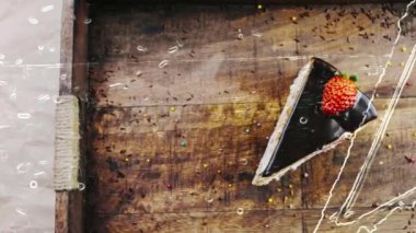 Tahta tepside süslenmiş lezzetli çilekli pasta..