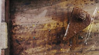 Tahta tepside süslemeli Ferrero Rocher keki,