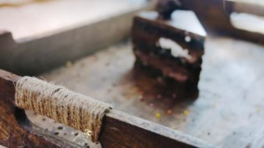 Tahta tepside süslemeli Ferrero Rocher keki,