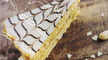 Tahta tepside süslemeli Esterhazy keki.