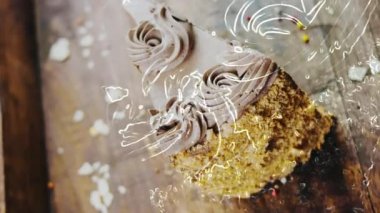 Tahta tepside süslemeli Kyiv keki.